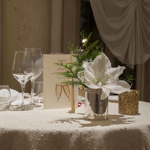 <h1 style="font-size: 28px; line-height: 1.25; margin: 0; color: white;">Prosecco-Hügel</h1>