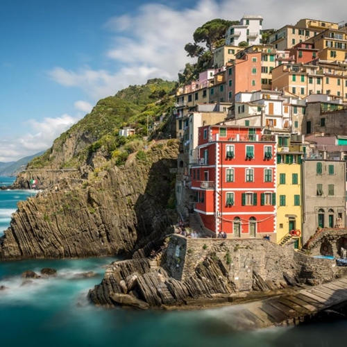 <h1 style="font-size: 28px; line-height: 1.25; margin: 0; color: white;">Cinque Terre</h1>