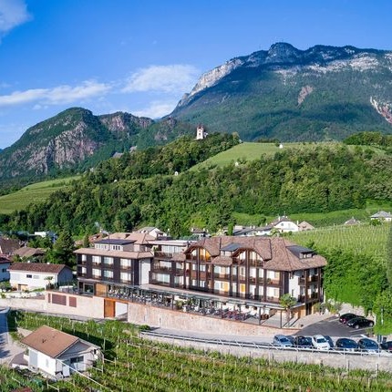 <h1 style="font-size: 20px; line-height: 0.8; margin: 20px 0;">Südtirol</h1> <h1 style="font-size: 28px; line-height: 0.8; margin: 10px 0;">Hotel Christof </h1> <h1 style="font-size: 28px; margin-top: 10px;">–</h1>