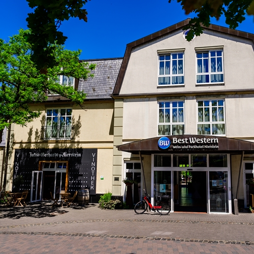 <h1 style="font-size: 20px; line-height: 0.8; margin: 20px 0;">Rheinhessen</h1> <h1 style="font-size: 28px; line-height: 0.8; margin: 10px 0;">Wein- und Parkhotel </h1> <h1 style="font-size: 28px; margin-top: 10px;">Nierstein</h1>